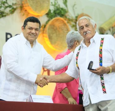 Entregan reconocimientos a docentes