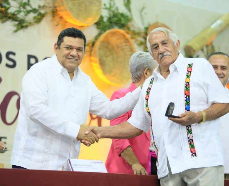 Entregan reconocimientos a docentes