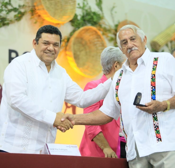 Entregan reconocimientos a docentes