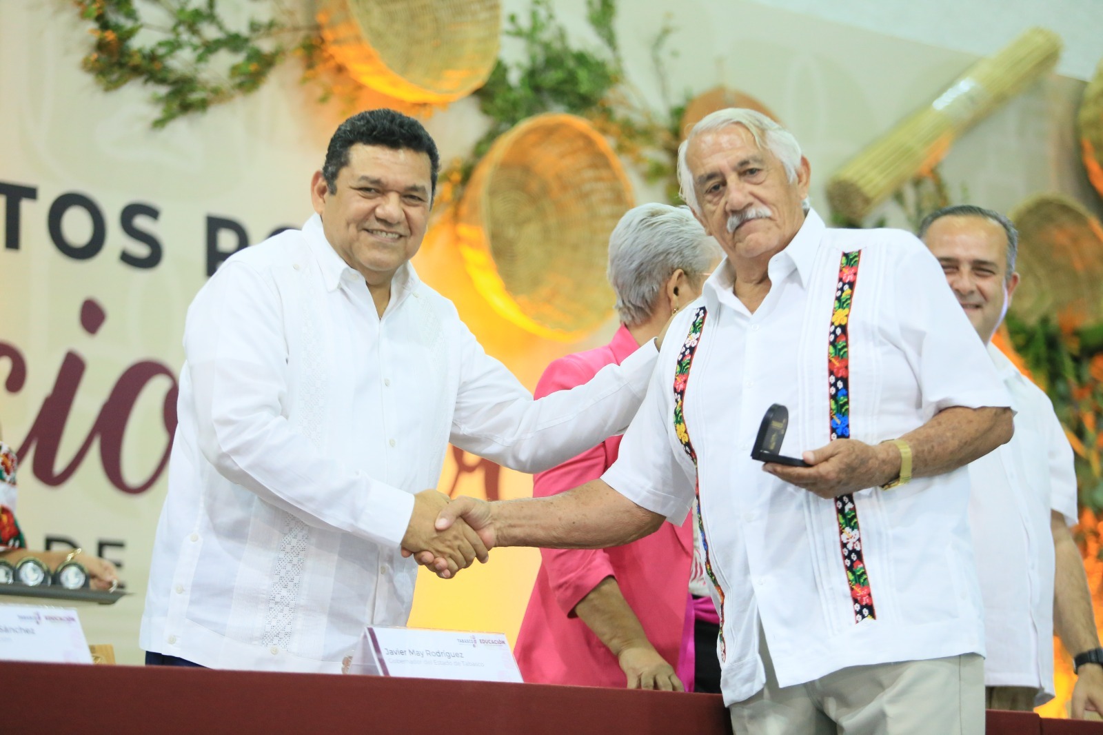 Entregan reconocimientos a docentes