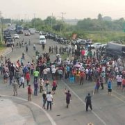 Bloqueo en carretera Villahermosa-Frontera por falta de energía eléctrica