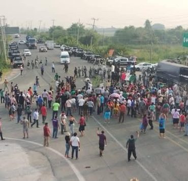 Bloqueo en carretera Villahermosa-Frontera por falta de energía eléctrica