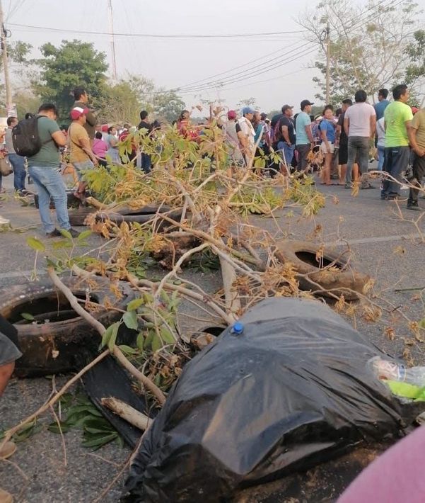 Bloqueo en carretera Villahermosa-Frontera por falta de energía eléctrica