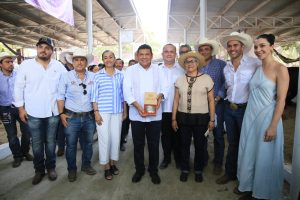 Autoridades estatales y ganaderos celebran los avances del programa Crédito Ganadero a la Palabra, una muestra de que Javier May está comprometido con el sector agropecuario.