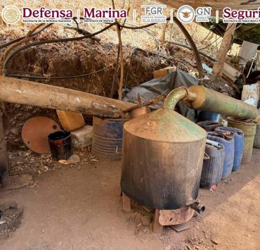 Desmantelan narcolaboratorio y pista clandestina en Durango