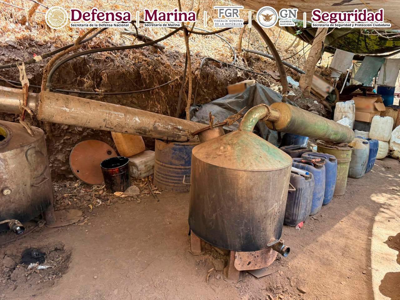 Desmantelan narcolaboratorio y pista clandestina en Durango