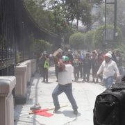 Disturbios afuera de Segob durante reunión con la CNTE