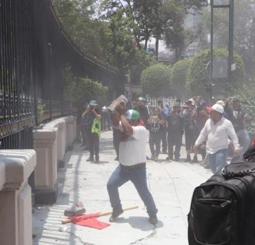 Disturbios afuera de Segob durante reunión con la CNTE