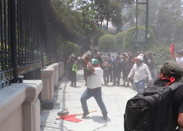 Disturbios afuera de Segob durante reunión con la CNTE