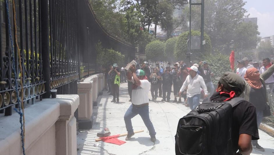 Disturbios afuera de Segob durante reunión con la CNTE