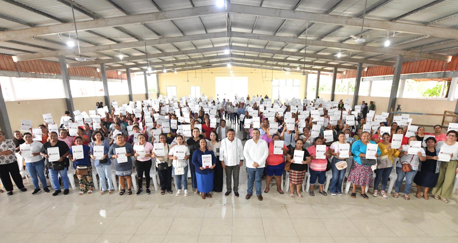 En Jalapa entregan tandas a 300 beneficiarias