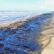 Pemex ofrece compensación en combustible a pescadores afectados por derrame en Tabasco
