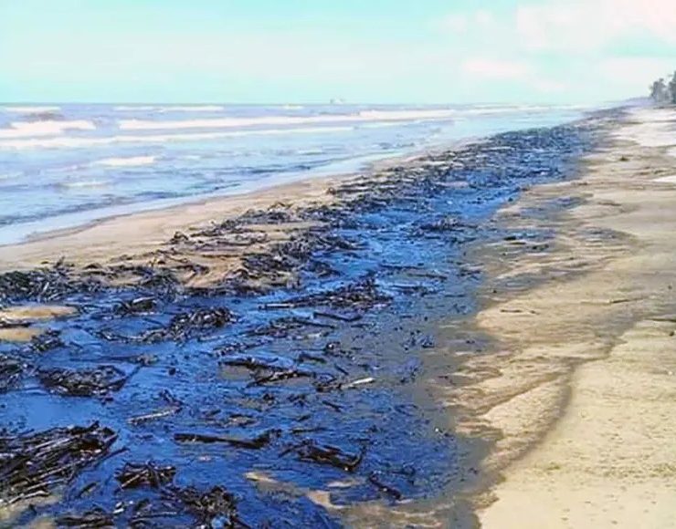 Pemex ofrece compensación en combustible a pescadores afectados por derrame en Tabasco