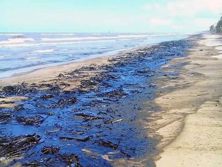 Pemex ofrece compensación en combustible a pescadores afectados por derrame en Tabasco