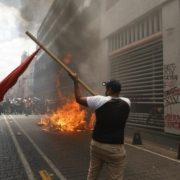 Segundo día de protestas y violencia de la SNTE