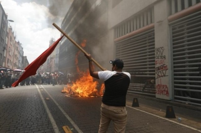 Segundo día de protestas y violencia de la SNTE