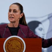 Sheinbaum llama a la calma tras confrontación entre Noroña y senador de EE. UU.