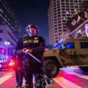 Toque de queda en el centro de Los Ángeles