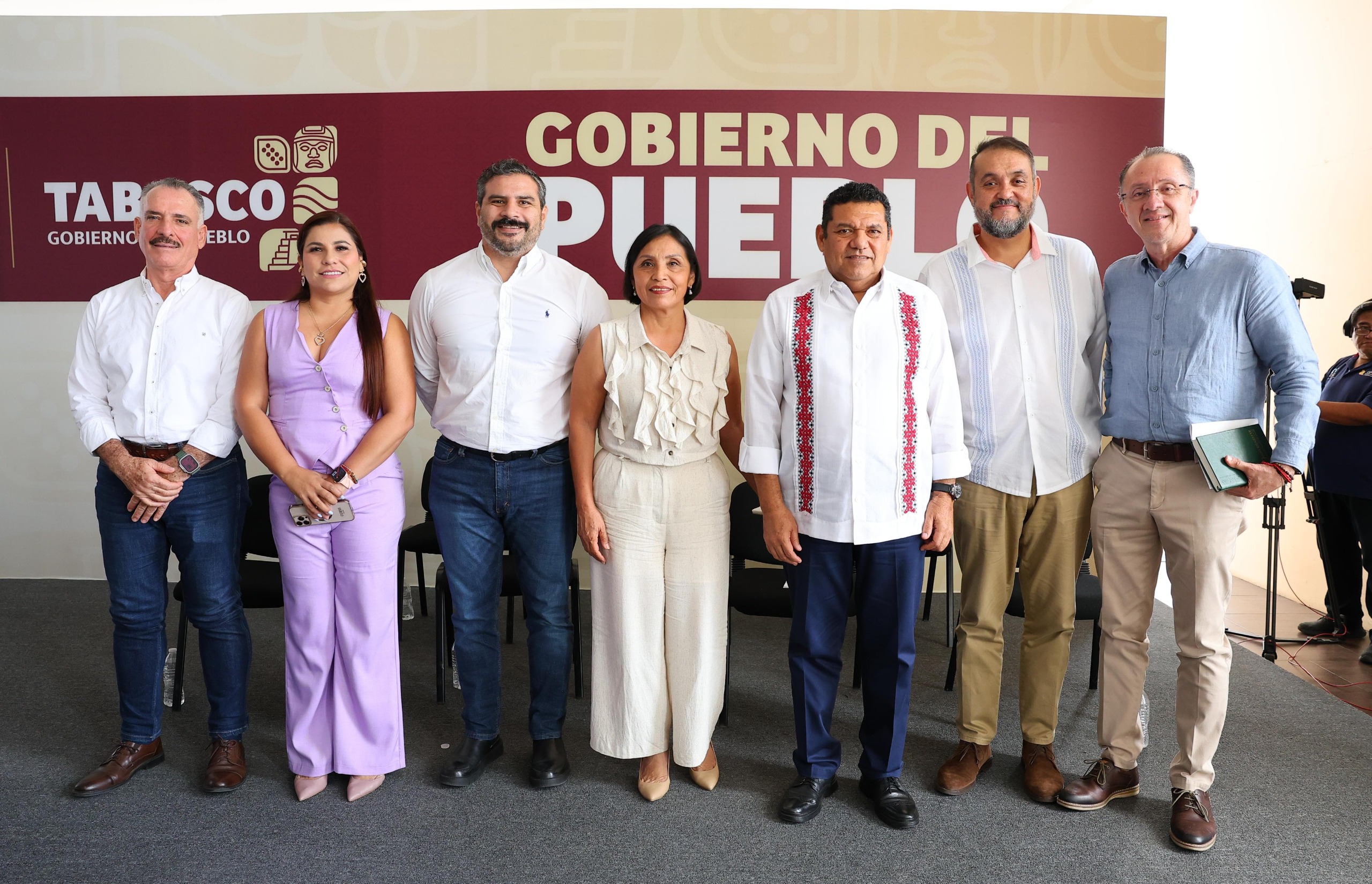 conferencia del Gobernador Javier May Rodríguez