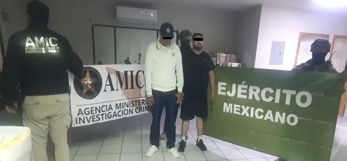 se detuvo a tres personas
