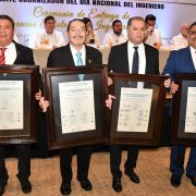 Egresados de la UJAT reciben el Premio Estatal de Ingeniería