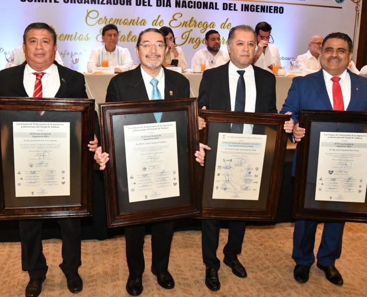 Egresados de la UJAT reciben el Premio Estatal de Ingeniería