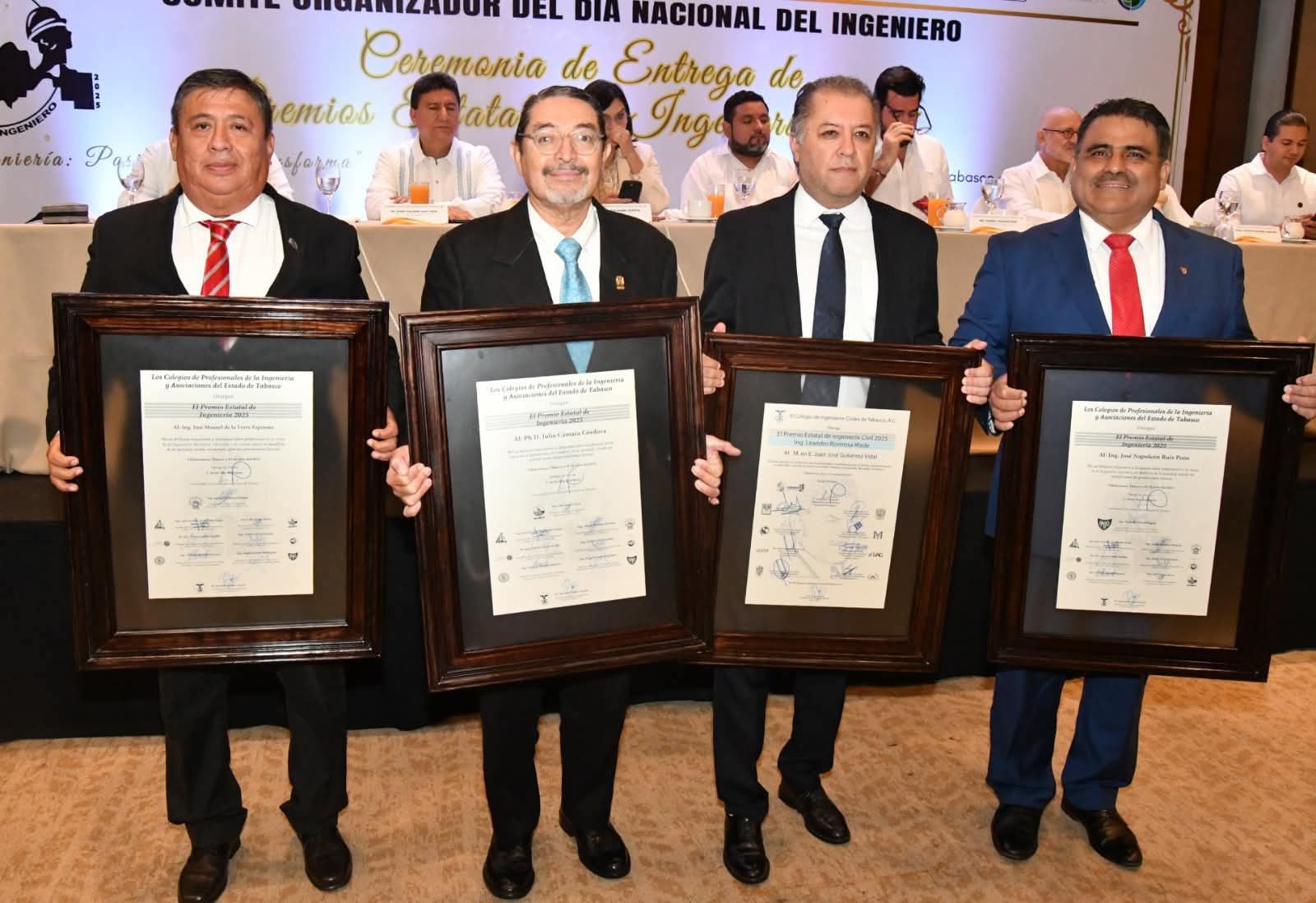 Egresados de la UJAT reciben el Premio Estatal de Ingeniería