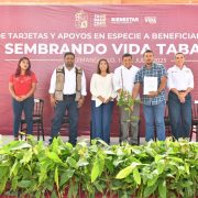 Javier May entrega apoyos de Sembrando Vida