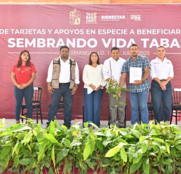 Javier May entrega apoyos de Sembrando Vida