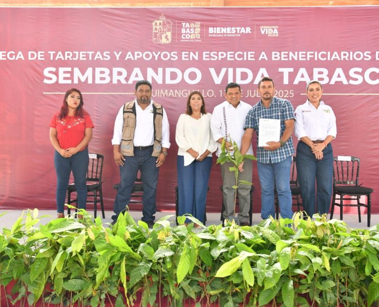 Javier May entrega apoyos de Sembrando Vida