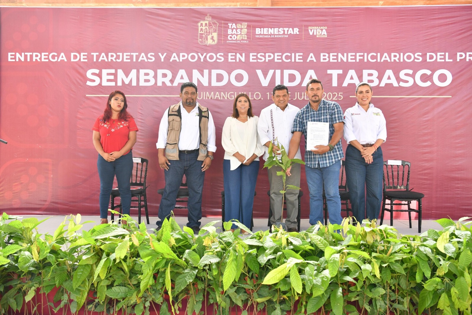 Javier May entrega apoyos de Sembrando Vida