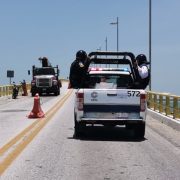 Se movilizan antimotines al bloqueo en carretera Centla Ciudad del Carmen
