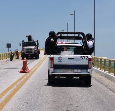 Se movilizan antimotines al bloqueo en carretera Centla Ciudad del Carmen