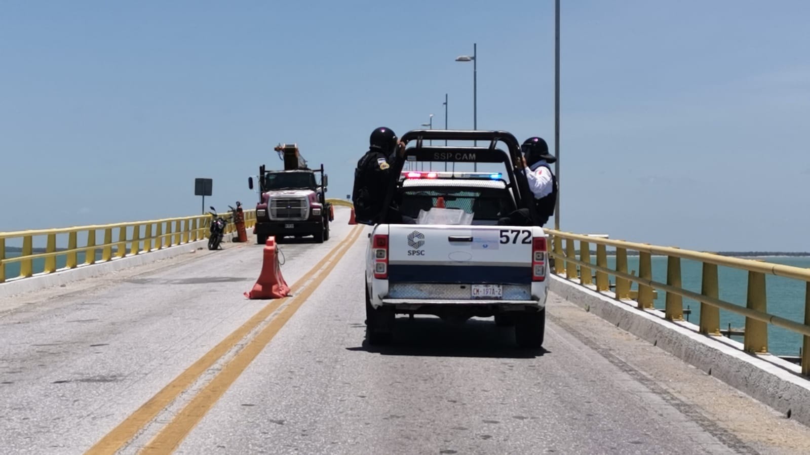 Se movilizan antimotines al bloqueo en carretera Centla Ciudad del Carmen
