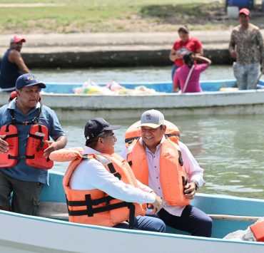 Gobernador Javier May entrega apoyo histórico a ostricultores de Paraíso