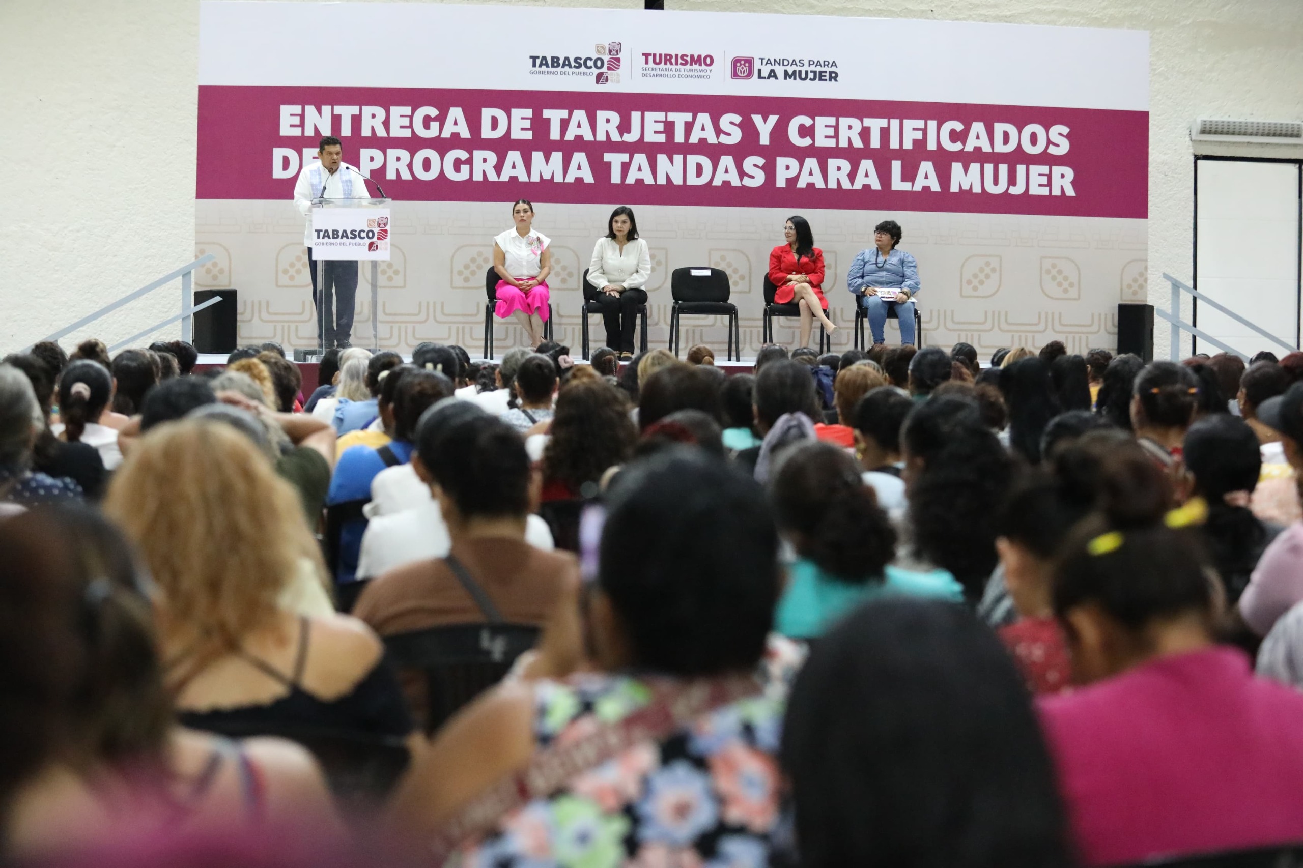 entrega de Tandas para la Mujer en Centro