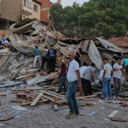 Sismo en Turquía derriba edificios. Se registró que fue de magnitud 6.5