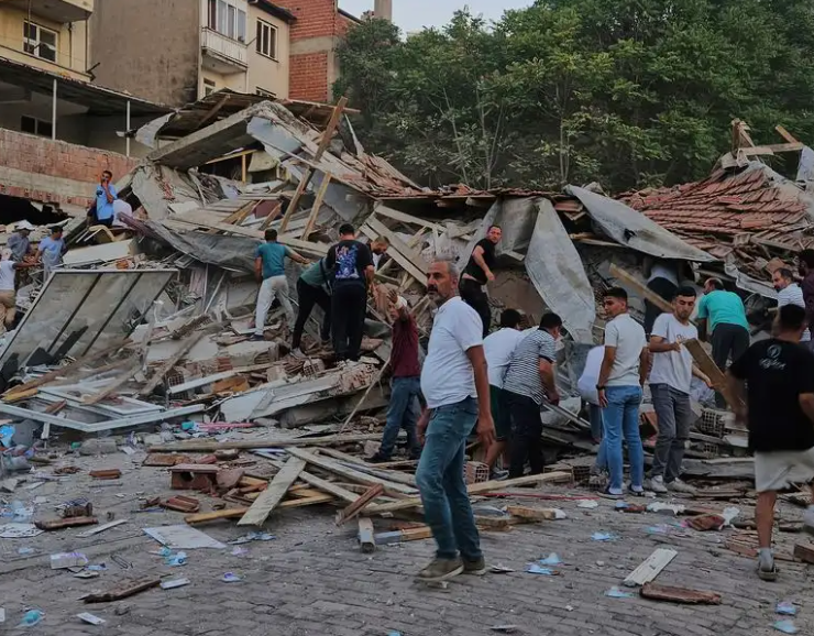 Sismo en Turquía derriba edificios. Se registró que fue de magnitud 6.5