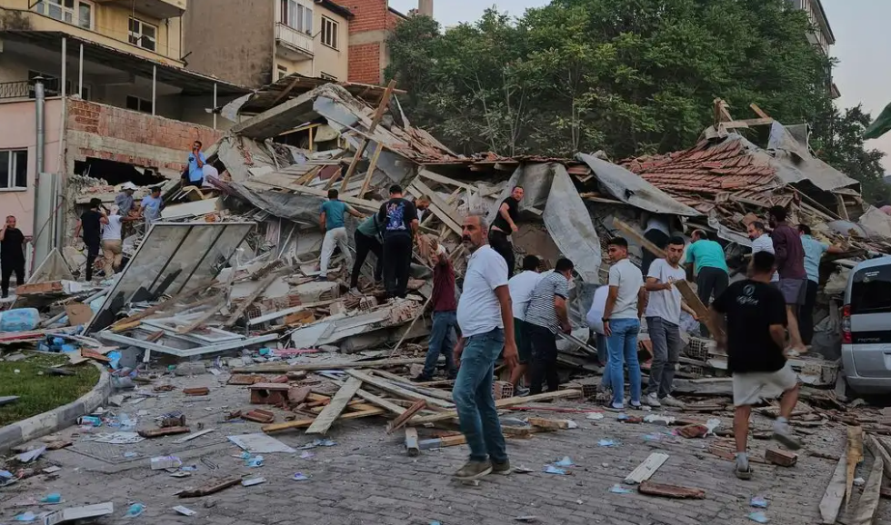 Sismo en Turquía derriba edificios. Se registró que fue de magnitud 6.5