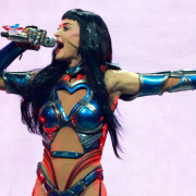 Katy Perry sufre descarga eléctrica en pleno espectáculo pero 'El Show debe continuar'