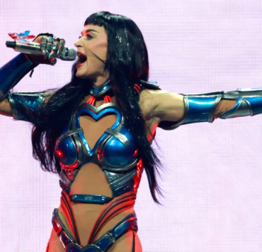 Katy Perry sufre descarga eléctrica en pleno espectáculo pero 'El Show debe continuar'