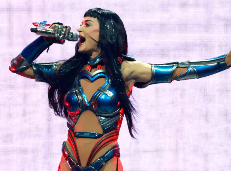 Katy Perry sufre descarga eléctrica en pleno espectáculo pero 'El Show debe continuar'