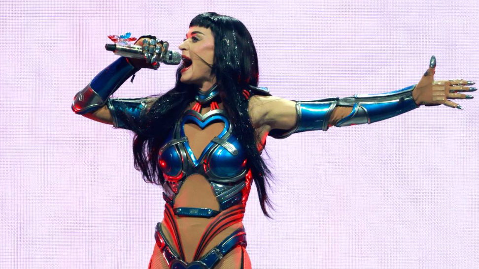 Katy Perry sufre descarga eléctrica en pleno espectáculo pero 'El Show debe continuar'