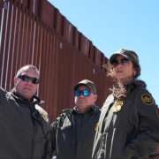 EEUU pintará de negro muro fronterizo según para dificultar el paso de migrantes