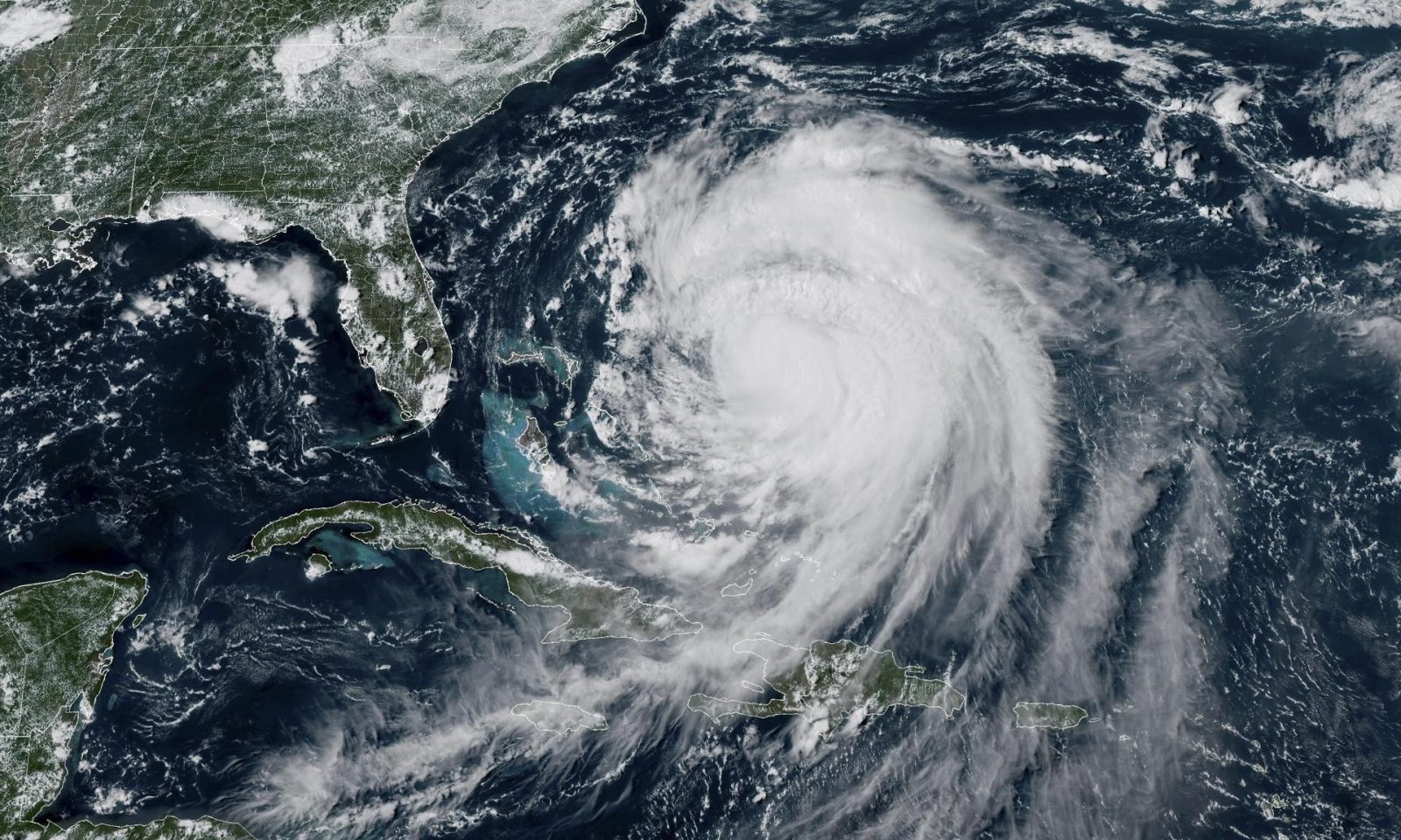 Carolina del Norte en alerta máxima ante la llegada del huracán Erin