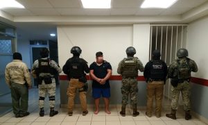 Elementos de la Marina durante la detención de una persona en inmediaciones de Centla, Tabasco.
