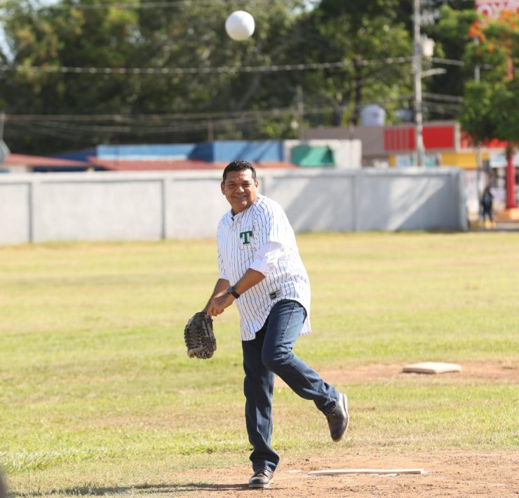 Javier May inaugura Liga de Sóftbol de Veteranos