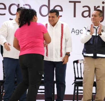 Javier May y Conavi entregan apoyos para viviendas