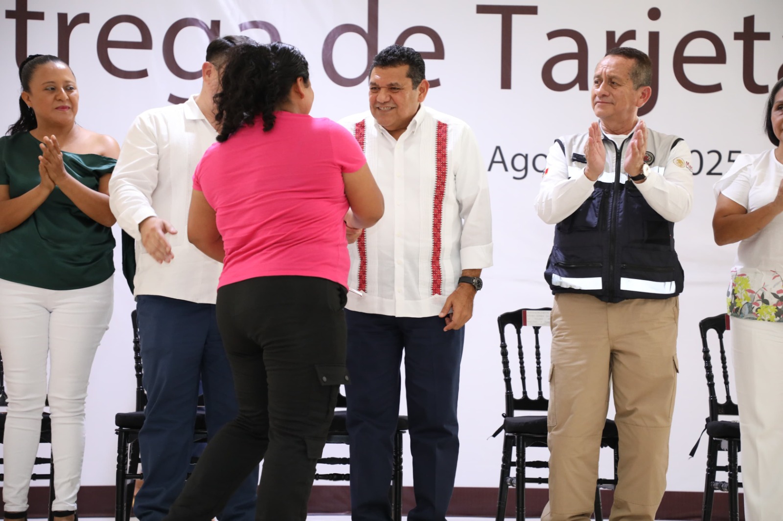 Javier May y Conavi entregan apoyos para viviendas