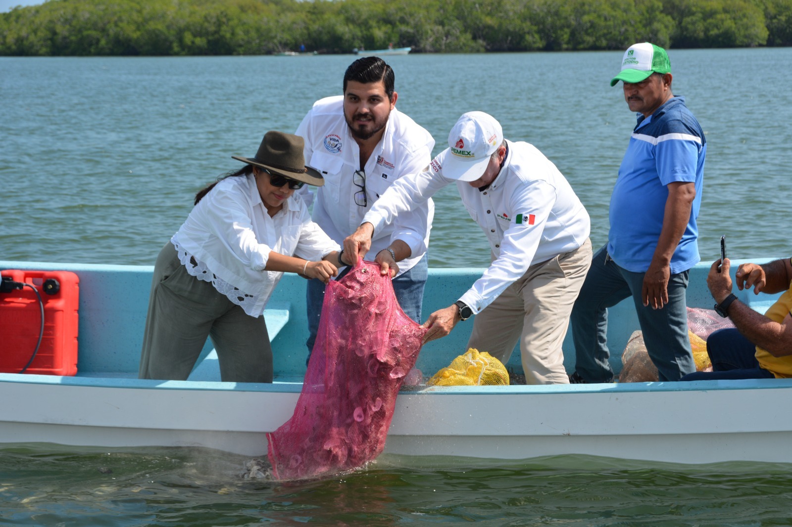 Pemex apoya a ostricultores de Tabasco para repoblar sistemas lagunares